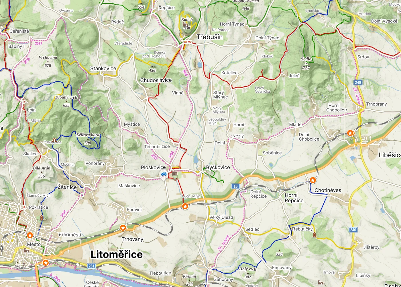 The same area on Mapy.com's Outdoor layer, dense with red, blue, green and yellow waymarked hiking routes